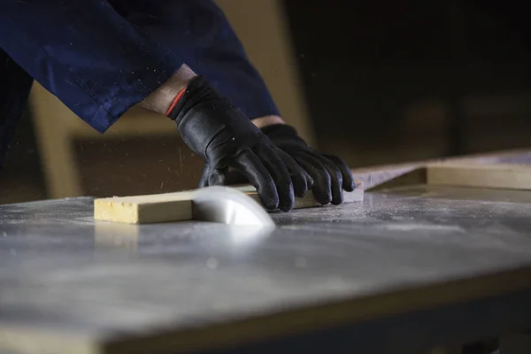 Close up van een jonge man in een meubelfabriek snijden de houten stukken voor de Bank — Stockfoto