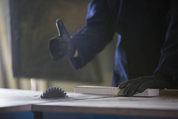 Primo piano di un giovane in una fabbrica di mobili che taglia i pezzi di legno per il divano — Foto Stock