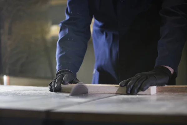 Primer plano de un joven en una fábrica de muebles cortando las piezas de madera para el sofá —  Fotos de Stock