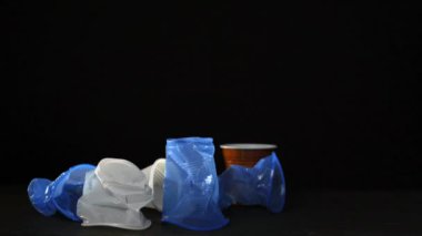 Plastik bardak süpürge tarafından temizlenmiş ve yeşil çim ve mavi arka plan için ortamı değiştirir. Sıfır atık kavramı yerine bir plastik bardak kullanın. Yeşil ve bilinçli yaşam kavramı. Stüdyo vurdu. Yeniden kullanılabilir git içki konteyner fikirler üzerinde.