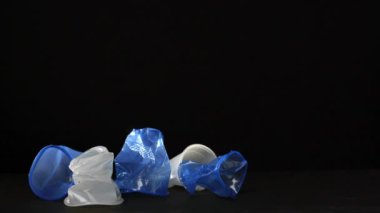 Plastik bardak süpürge tarafından temizlenmiş ve yeşil çim ve mavi arka plan için ortamı değiştirir. Sıfır atık kavramı yerine bir plastik bardak kullanın. Yeşil ve bilinçli yaşam kavramı. Stüdyo vurdu. Yeniden kullanılabilir git içki konteyner fikirler üzerinde.