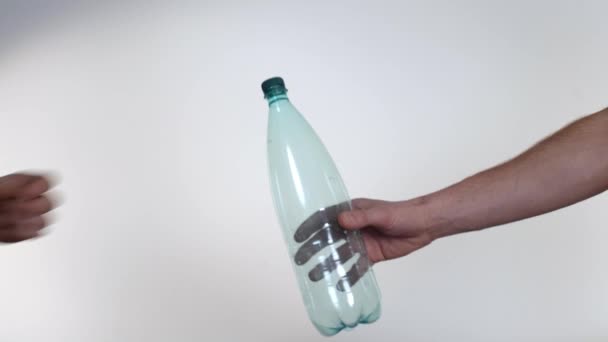 Hand Weigert Plastic Fles Het Voordeel Van Herbruikbare Glazen Fles — Stockvideo