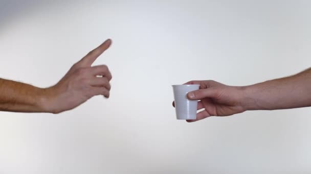 Main refuse de gobelet jetable en faveur de gobelet en verre réutilisable, pollution plastique. Concept zéro déchet Utilisez un verre au lieu d'un verre en plastique. Concept de style de vie vert et conscient. Prise de vue. Réutilisable en déplacement boire des idées de récipient. Verre contre p 