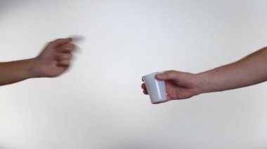 Yeniden kullanılabilir cam bardak, plastik kirliliği lehine tek kullanımlık Kupası el reddediyor. Sıfır atık kavramı yerine bir plastik bardak bardak kullanın. Yeşil ve bilinçli yaşam kavramı. Stüdyo vurdu. Git içki konteyner fikirler üzerinde yeniden kullanılabilir. Cam karşı p