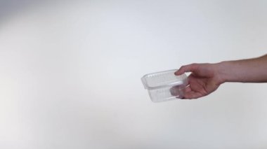 Tek kullanımlık plastik beslenme çantası reusablestainless çelik öğle yemeği kutusu, plastik kirliliği lehine el reddetti. Sıfır atık kavramı yerine plastik beslenme çantası paslanmaz çelik beslenme çantası kullanın. Yeşil ve bilinçli yaşam kavramı. Stüdyo vurdu.