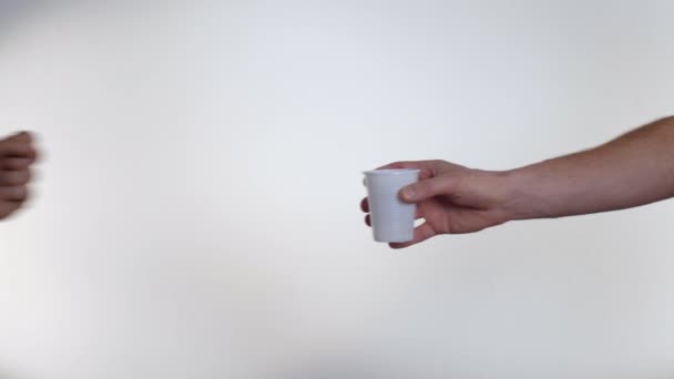 Рука Відмовляється Від Одноразової Чашки Користь Багаторазової Скляної Чашки Пластикового — стокове відео