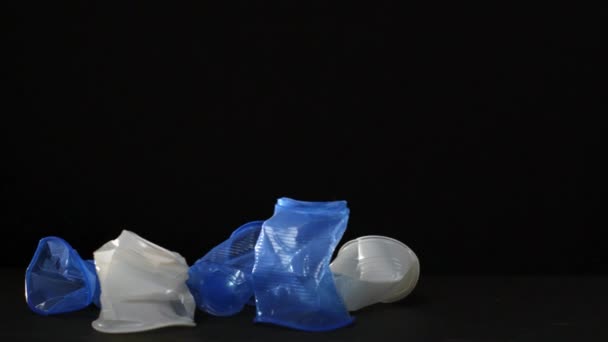 Copos Plástico Limpos Mudanças Ambiente Para Grama Verde Fundo Azul — Vídeo de Stock