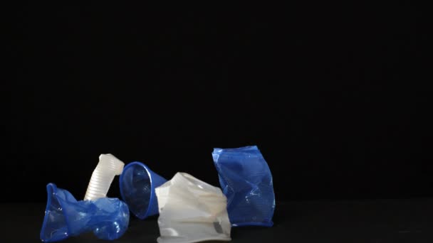 Bicchieri Plastica Puliti Ambiente Cambia Erba Verde Sfondo Blu Zero — Video Stock