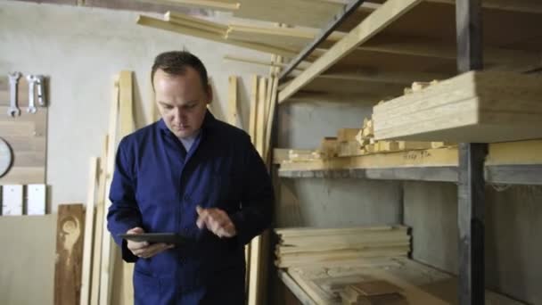 Człowiek Tabletu Jest Chodzenie Fabryce Mebli Sprawdzanie Stos Drewna — Wideo stockowe