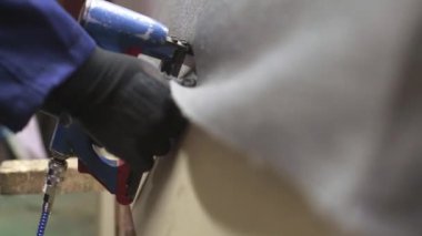 Bir mobilya fabrikasında birlikte kanepe ve bir kısım koyar bir delikanlı closeup 