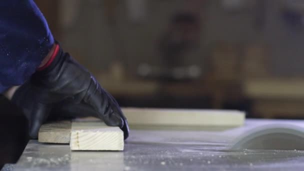 Крупный План Молодого Человека Мебельной Фабрике Распиливающего Деревянные Детали Дивана — стоковое видео