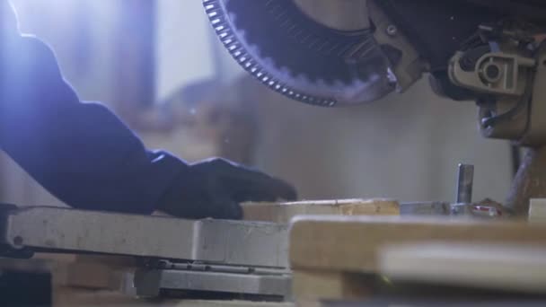 Close Van Een Jonge Man Een Meubelfabriek Snijden Houten Stukken — Stockvideo