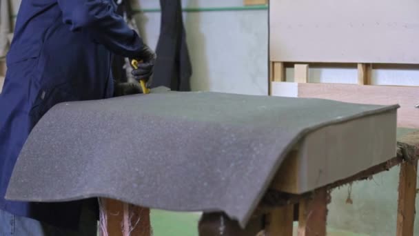 Bir Mobilya Fabrikasında Kanepe Aşırı Köpük Bölümlerini Kesip Bir Delikanlı — Stok video