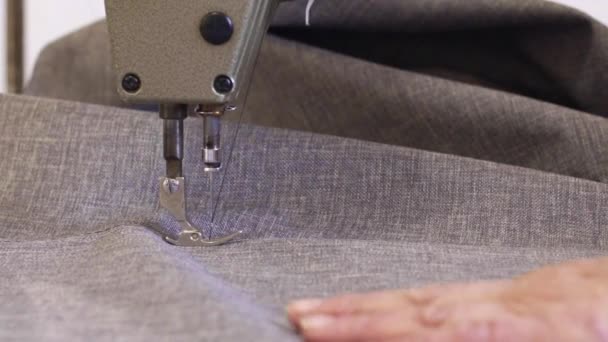 家具生产过程 穿着深色外套的老年妇女正在用缝纫机缝制沙发的材料 — 图库视频影像