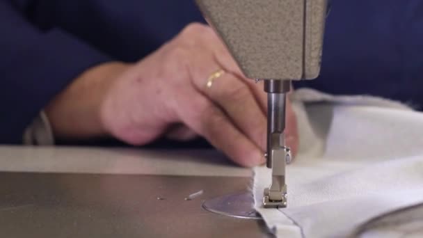 家具生产过程 穿着深色外套的老年妇女正在用缝纫机缝制沙发的材料 — 图库视频影像