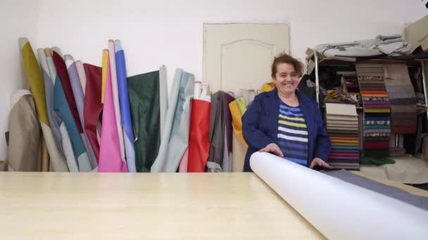 Egy Idősebb Egy Sötét Kabátot Készül Szürke Anyag Mérésére Vágás — Stock videók