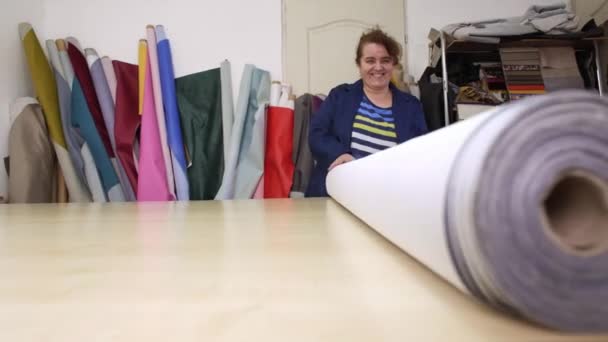 Una Donna Anziana Cappotto Scuro Prepara Materiale Grigio Misurazione Taglio — Video Stock