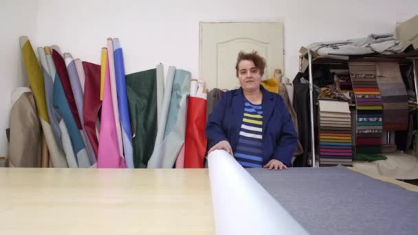 Una Donna Anziana Cappotto Scuro Prepara Materiale Grigio Misurazione Taglio — Video Stock