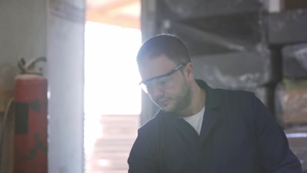 Retrato Joven Una Fábrica Muebles Cortando Espuma Para Sofaproceso Producción — Vídeos de Stock