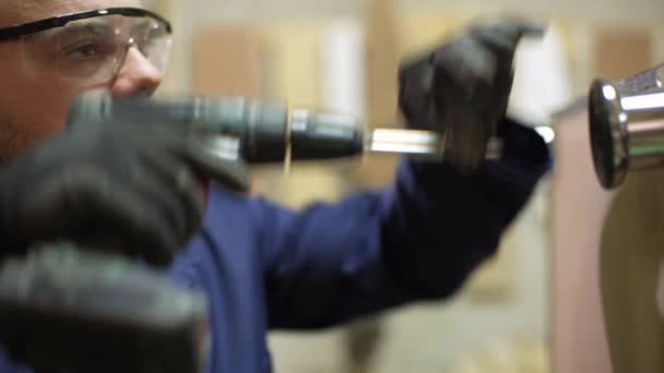 Процесс Производства Мебели Молодой Человек Тёмном Пальто Прикрепляет Ножку Дивана — стоковое видео