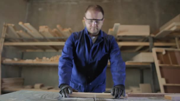 Ein Junger Mann Dunklem Mantel Schnitt Die Holzteile Für Das — Stockvideo