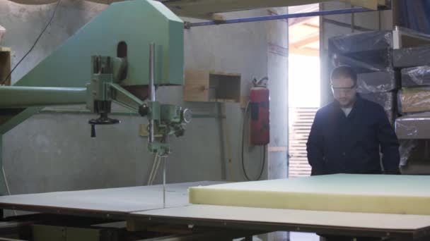 Процес Виробництва Меблів Молодий Чоловік Темному Пальто Вирізав Піну Дивана — стокове відео