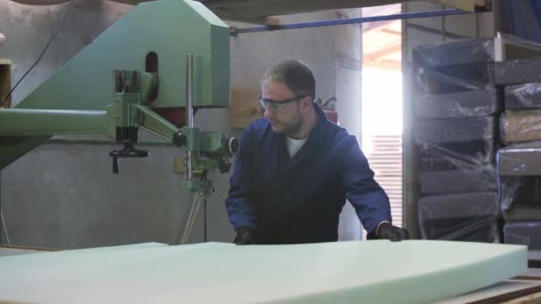 Процесс Производства Мебели Молодой Человек Темном Пальто Разрезал Пену Дивана — стоковое видео