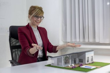 bir kadın mimar bir model ev arıyorum
