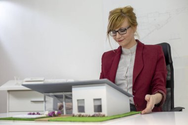 bir kadın mimar bir model ev arıyorum