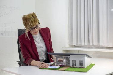 bir kadın mimar bir model ev arıyorum