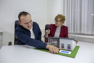 Office bir model evde bakarak iki mimarlar