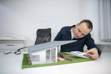Office bir model evde bakarak mimar