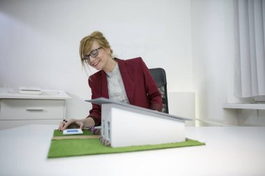bir kadın mimar bir model ev arıyorum