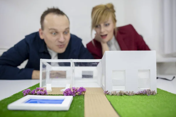 Office bir model evde bakarak iki mimarlar — Stok fotoğraf