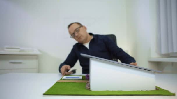 책상에 앉아있는 사무실에서 건축가는 하우스 모델을 있습니다 프로젝트에 안경으로 디자이너 — 비디오
