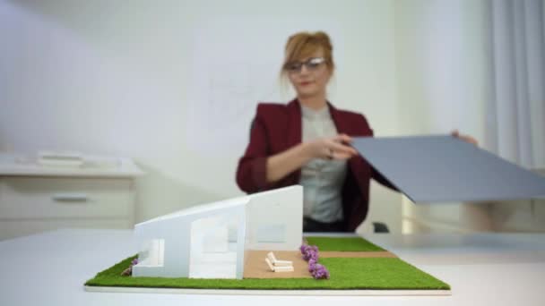 Arquiteto Escritório Sentado Mesa Olhando Sobre Modelo Casa Designer Atencioso — Vídeo de Stock