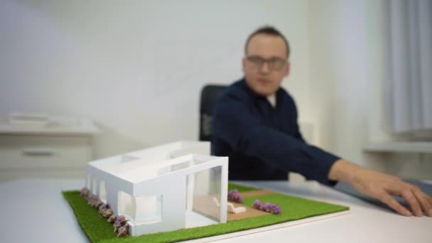 Arkitekt Kontor Sitter Vid Skriv Bordet Och Tittar Över Hus — Stockvideo