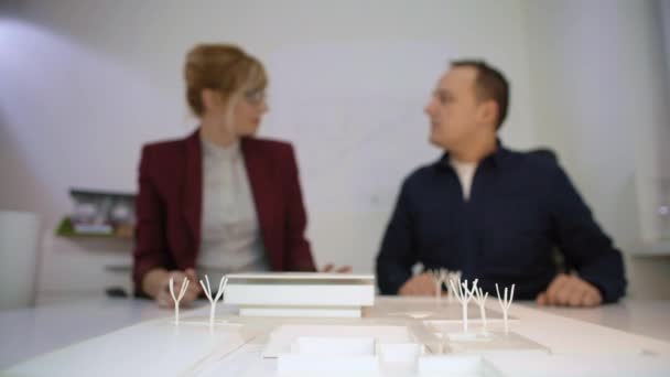 Два Архитектора Офисе Сидят Столом Пожимают Руку Над Моделью Дома — стоковое видео