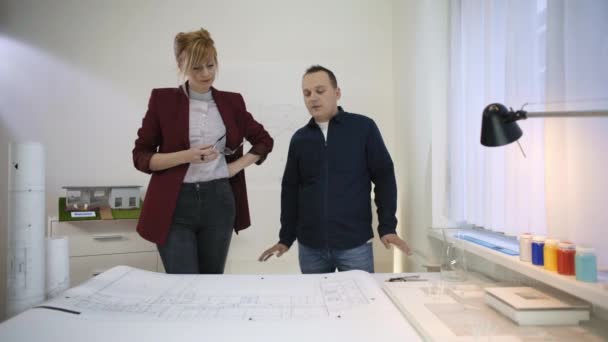 Δύο Αρχιτέκτονες Που Κοιτάζουν Σχέδιο Ενός Καθίσματος Που Δουλεύει Στο — Αρχείο Βίντεο