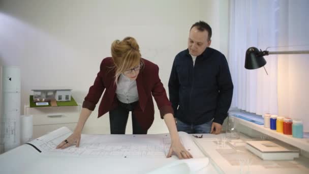 Deux Architectes Regardant Plan Une Maison Travaillant Sur Table Ils — Video