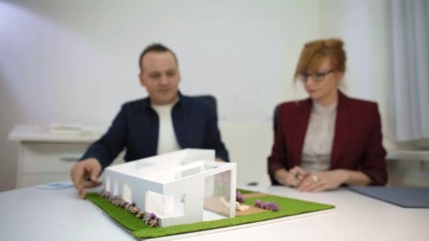 Dos Arquitectos Oficina Escritorio Jugando Con Modelo Casa Están Poniendo — Vídeos de Stock