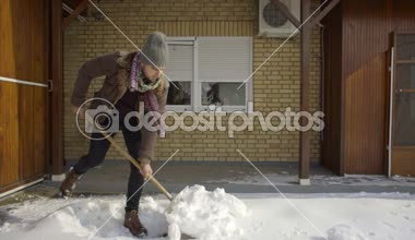 adam Bahçe yavaş hareket taze kar temizleme