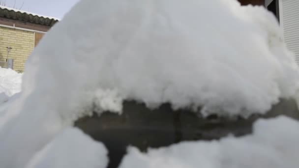 男子清洁铲新鲜的雪在院子里 — 图库视频影像