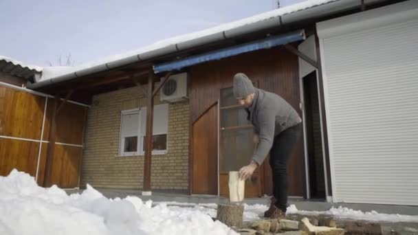 Man Reiniging Shoveling Verse Sneeuw Tuin — Stockvideo