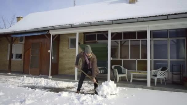 Man Reiniging Schoppen Verse Sneeuw Tuin Slow Motion — Stockvideo