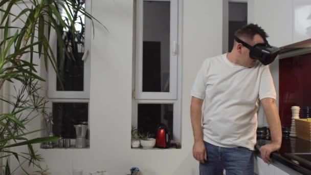 Mannen Genieten Van Headset Keuken Virtual Reality Goggles — Stockvideo