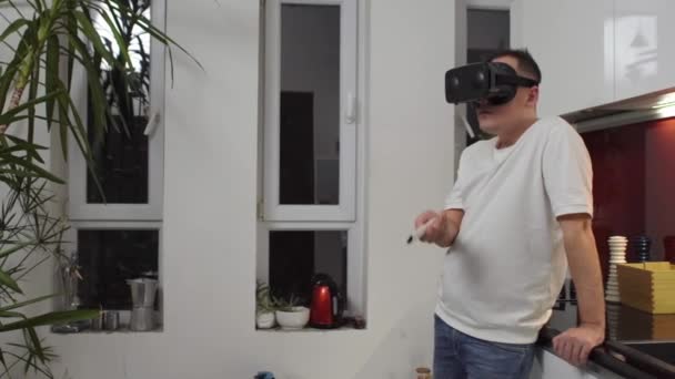 Homens Desfrutando Fone Ouvido Cozinha Óculos Realidade Virtual — Vídeo de Stock