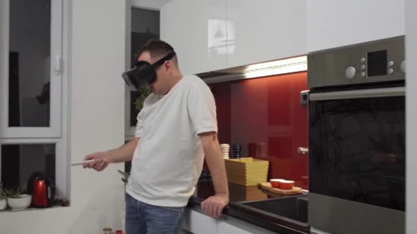 Homens Desfrutando Fone Ouvido Cozinha Óculos Realidade Virtual — Vídeo de Stock