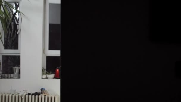 キッチンバーチャルリアリティゴーグルで ヘッドセットを楽しむ男性 — ストック動画