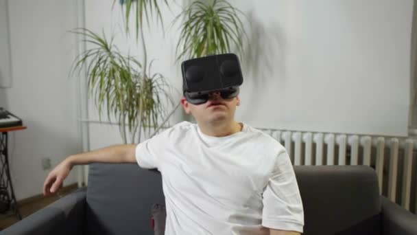 Männer Weißen Hemd Genießen Hause Virtual Reality Brillen — Stockvideo